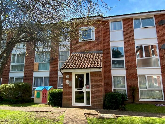 2 Bedroom Ground Flat To Rent In Trotwood, Chigwell, Essex, IG7