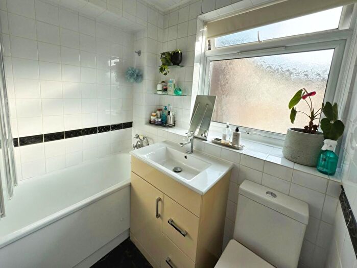 2 Bedroom Flat To Rent In Addiscombe Road, Croydon, CR0