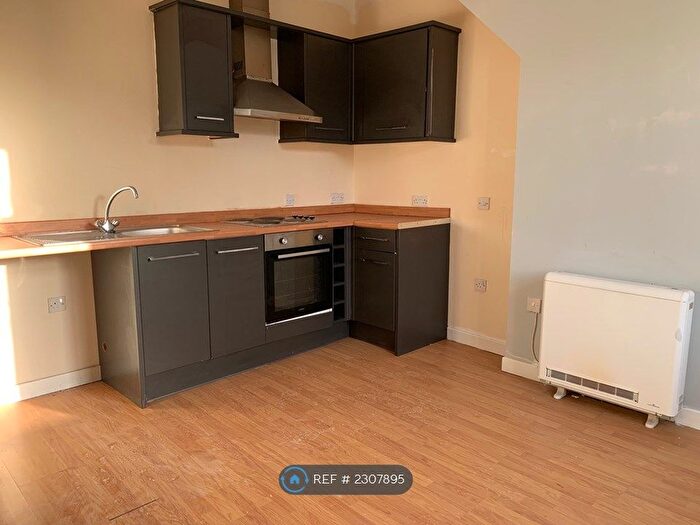 1 Bedroom Flat To Rent In Lyndhurst Road, Burnley, BB10