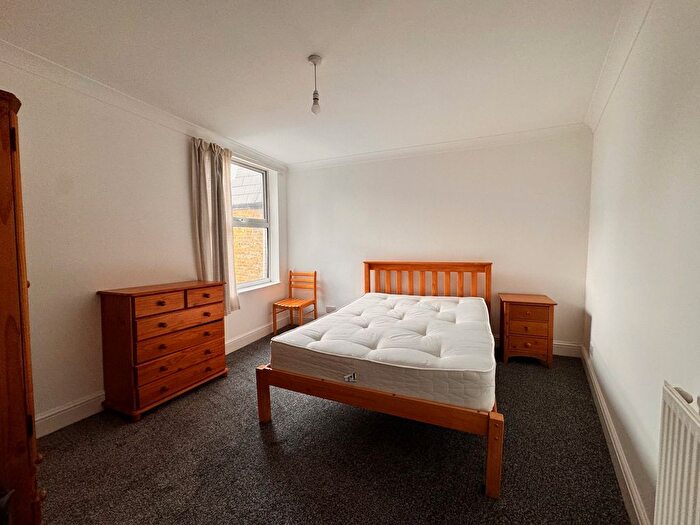 3 Bedroom Flat To Rent In Tooting Bec Road, London, SW17