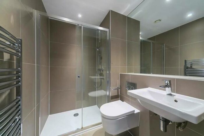 1 Bedroom Flat To Rent In Emerald House, KT3