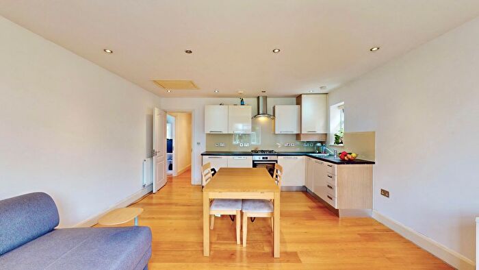 2 Bedroom Flat To Rent In Vivian Avenue, London, NW4