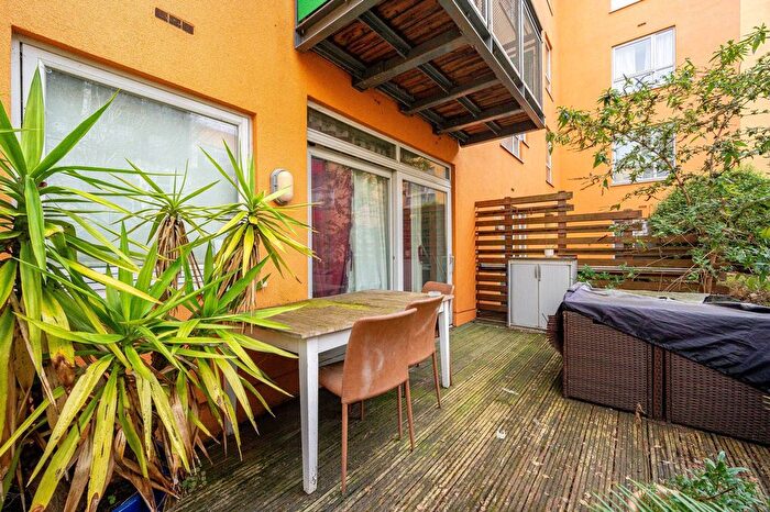 3 Bedroom Flat To Rent In Holly Court, Greenwich Millennium Village, London, SE10