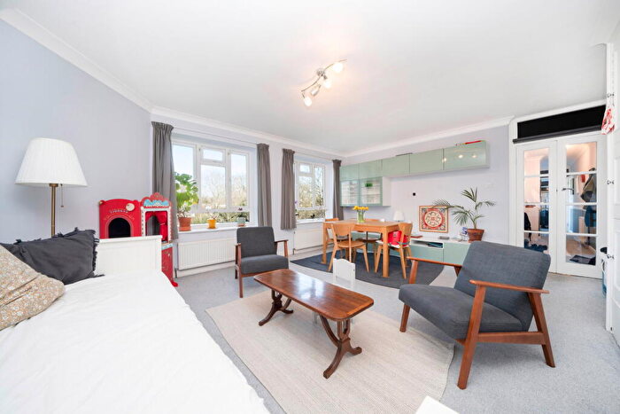 2 Bedroom Apartment For Sale In Mapesbury Road, London, NW2