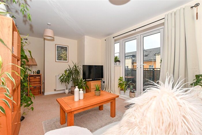 1 Bedroom Flat For Sale In Laurens Van Der Post Way, Ashford, Kent, TN23