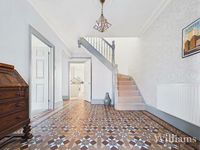 4 Bedroom Semi-Detached House For Sale In Ascott Road, Aylesbury, HP20