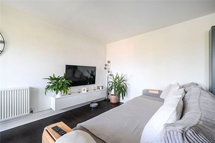 2 Bedroom Flat For Sale In Battle Square, Reading, Berkshire, RG30