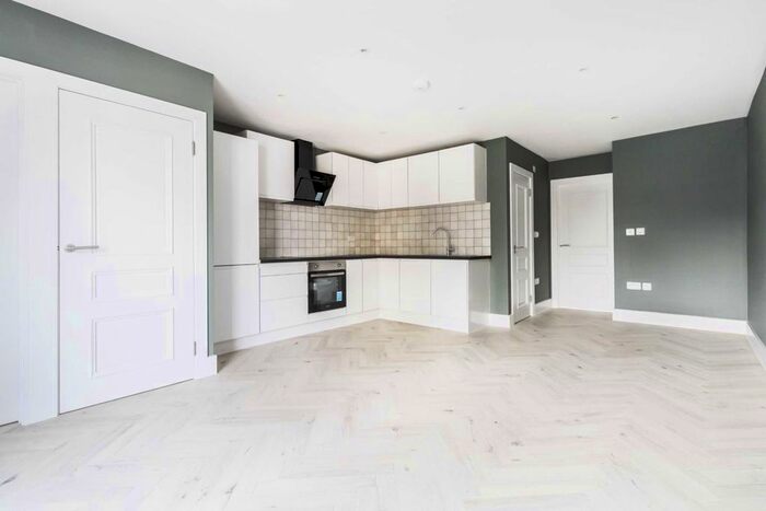 2 Bedroom Flat To Rent In High Street, Hampton Hill, Hampton, TW12