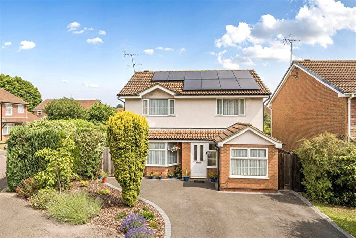 4 Bedroom Detached House For Sale In Kent Close Wokingham, Berkshire, RG41