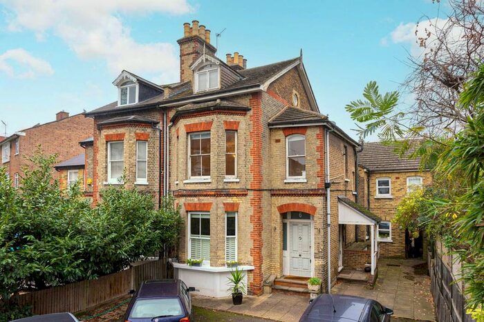 2 Bedroom Flat To Rent In Granville Road, Putney, London, SW18