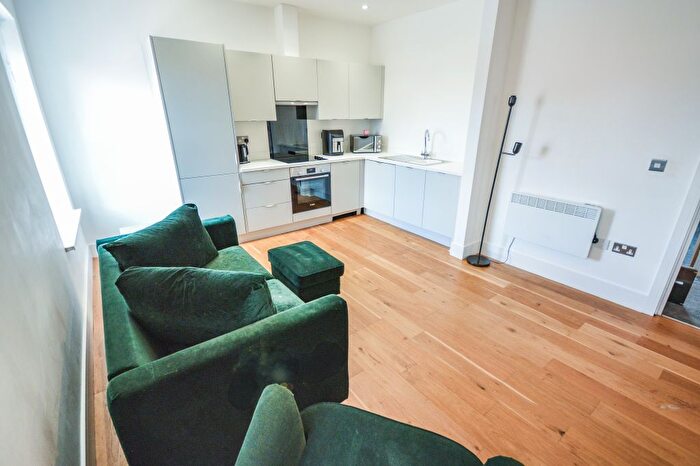 2 Bedroom Flat To Rent In The Causeway, Altrincham, WA14