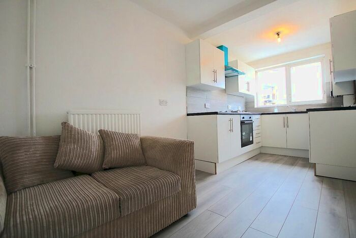 4 Bedroom Flat To Rent In Wager Street, London, E3