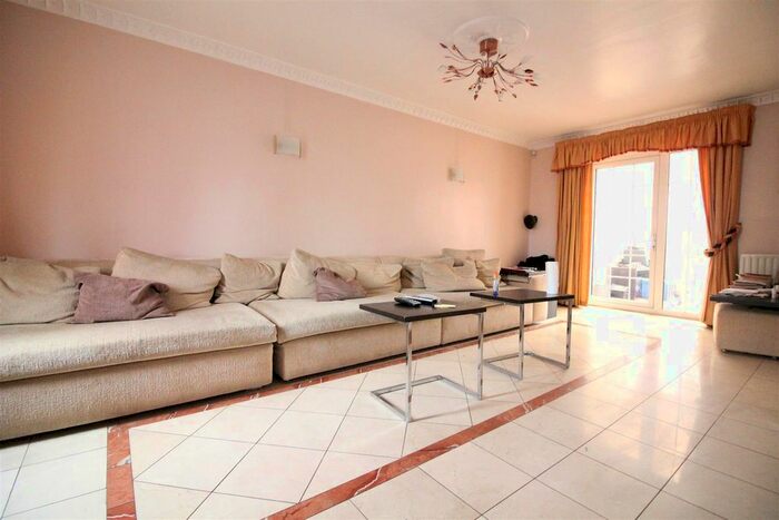 4 Bedroom Property To Rent In Hornbeam Road, Yeading, Hayes, UB4