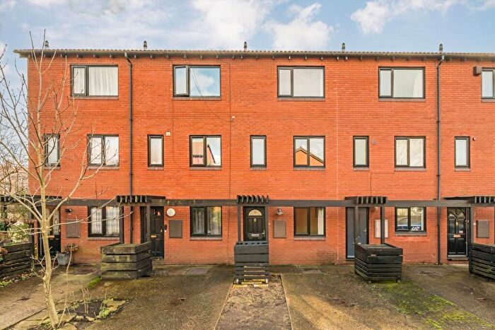 4 Bedroom House For Sale In Tithe Barn Close, Kingston Upon Thames, KT2