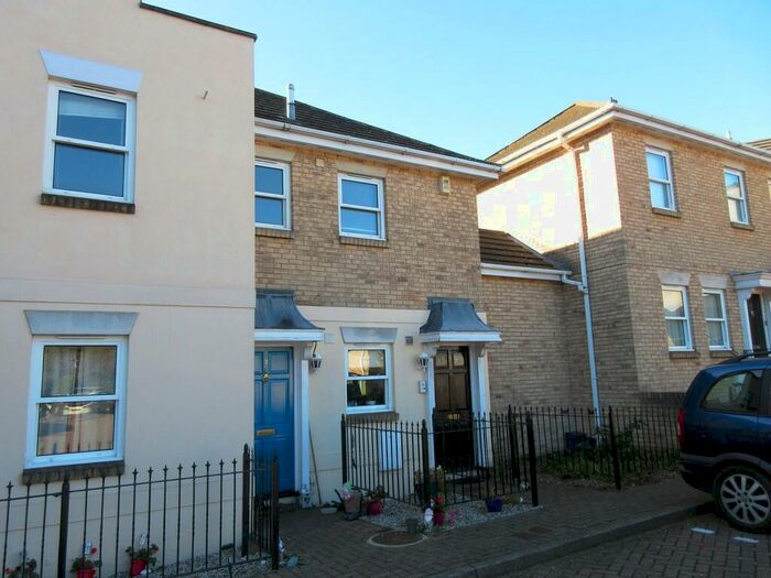 2 Bedroom Flat To Rent In Regency Court, SS5