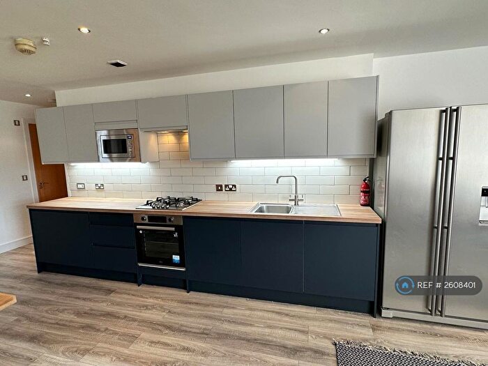 2 Bedroom Flat To Rent In Cromwell Court, Leeds, LS10