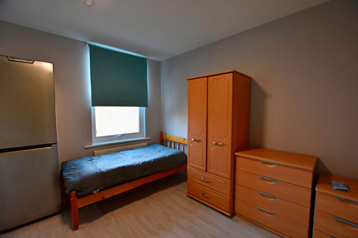 1 Bedroom Flat To Rent In - Ashdown Road, Epsom, KT17