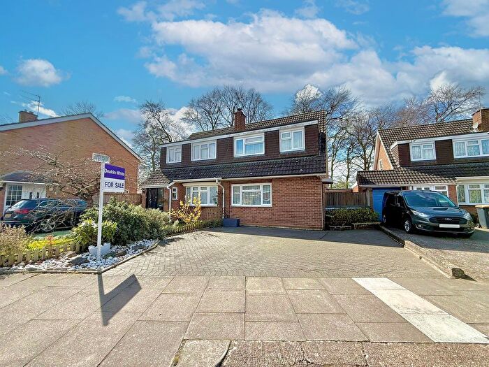 3 Bedroom Semi Detached House For Sale In Cookfield Close, Dunstable, LU6