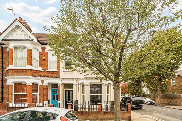 5 Bedroom Flat To Rent In Eynham Road, Shepherds Bush, W12