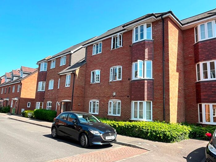 2 Bedroom Flat For Sale In Hopton Grove, Newport Pagnell, MK16