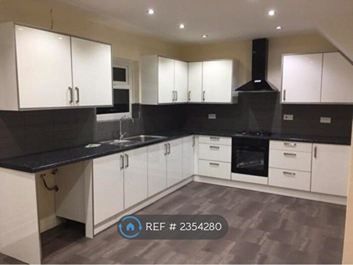 3 Bedroom Semi-Detached House To Rent In Netherhall Road, Leicester, LE5