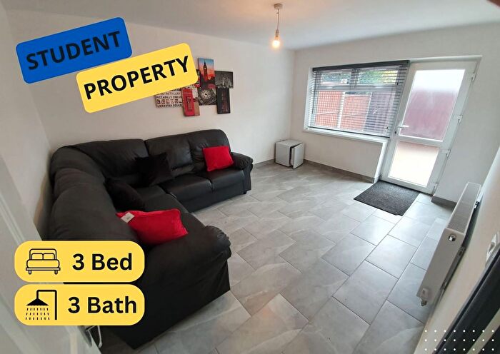3 Bedroom Town House To Rent In Boughey Road, Stoke-On-Trent, ST4