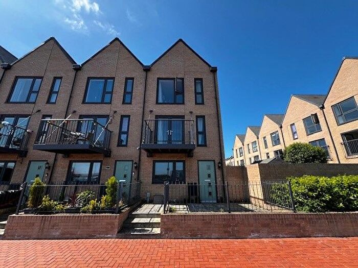 4 Bedroom Property To Rent In Quarterdeck Walk, Chatham, ME4