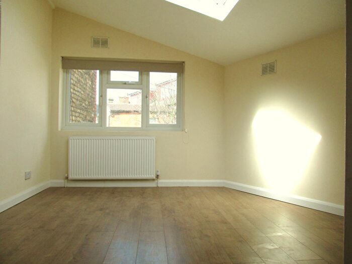 2 Bedroom Semi Detached House To Rent In Villiers Road, Willesden Green, London, NW2