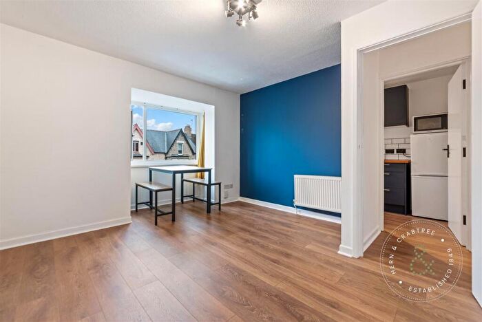 2 Bedroom Flat To Rent In Kings Road, Pontcanna, Cardiff, CF11