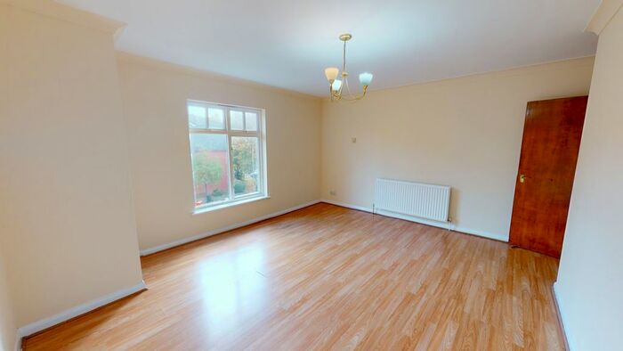 3 Bedroom Flat To Rent In Leithcote Path, London, SW16