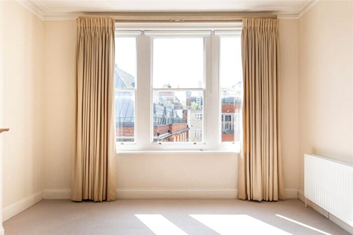 3 Bedroom Flat To Rent In Prince Of Wales Drive, Battersea, SW11
