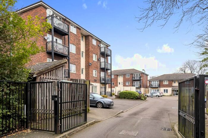 2 Bedroom Flat To Rent In Denham Road, London, N20
