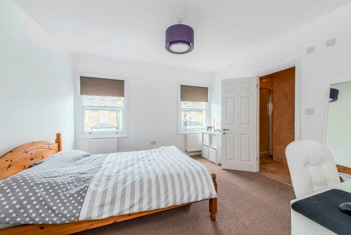 3 Bedroom Flat To Rent In Almeric Road, Between The Commons, London, SW11