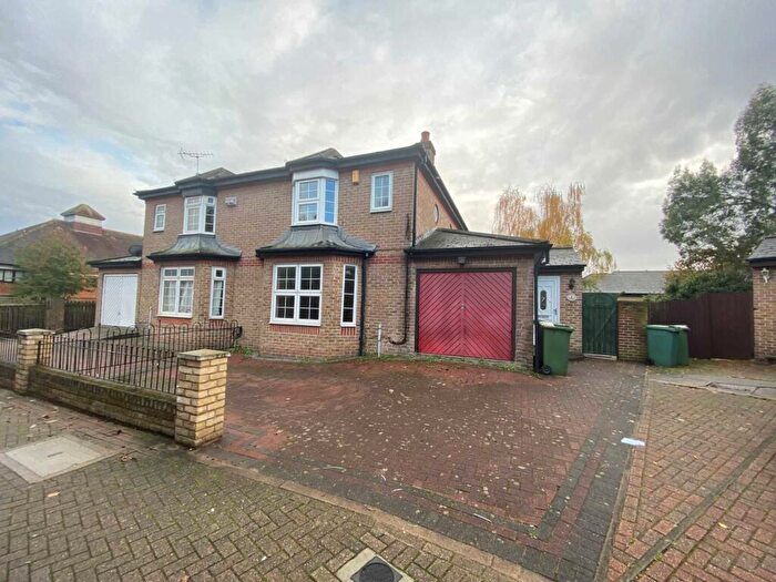 4 Bedroom Semi-Detached House To Rent In Robin Crescent, Beckton, E6