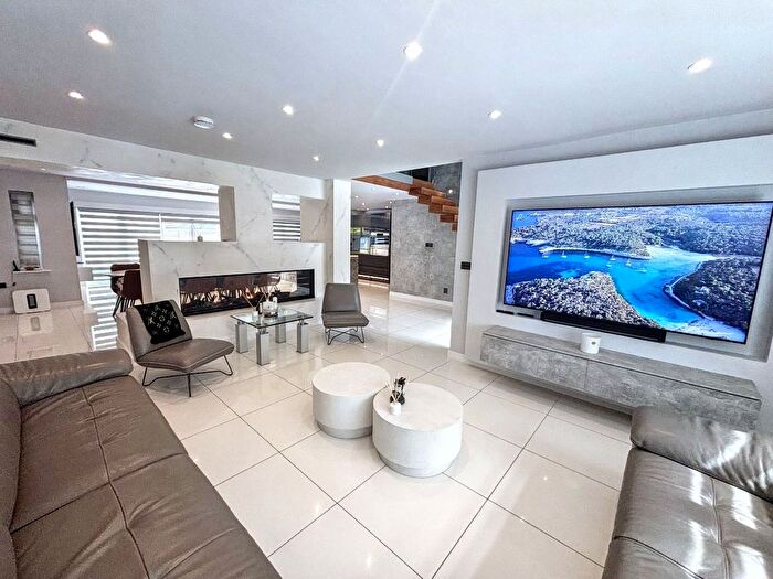 4 Bedroom Detached House To Rent In Davyhulme Road, Urmston, Manchester, M41