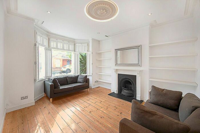 2 Bedroom Flat To Rent In Blackett Street, West Putney, London, SW15