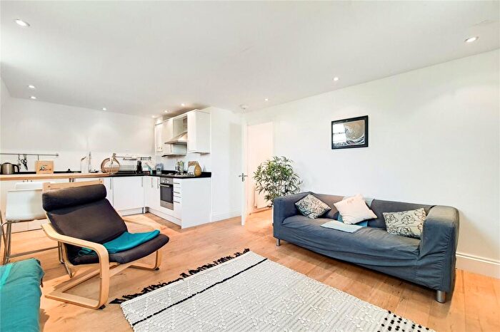 3 Bedroom Flat To Rent In Plender Street, Camden, NW1