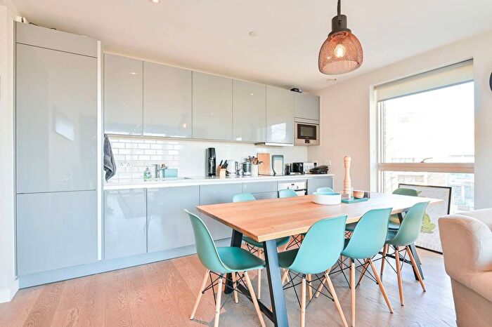 2 Bedroom Flat To Rent In Rodney Road, Elephant And Castle, London, SE17