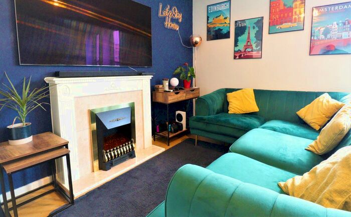 2 Bedroom Flat To Rent In High Street, Hounslow, TW3