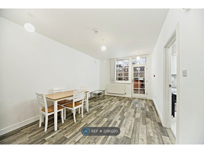 3 Bedroom Flat To Rent In Rydal Road, London, SW16