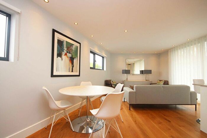 2 Bedroom Flat To Rent In Bridge End Close, Kingston Upon Thames, KT2