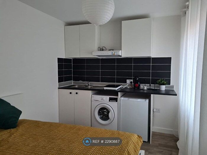 Studio To Rent In New Malden, New Malden, KT3