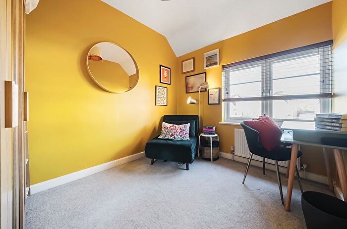 3 Bedroom End Of Terrace House For Sale In Old Farm Road, Guildford, Surrey, GU1