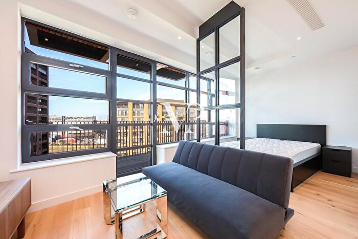 Apartment To Rent In Defoe House, City Island Way, London, E14