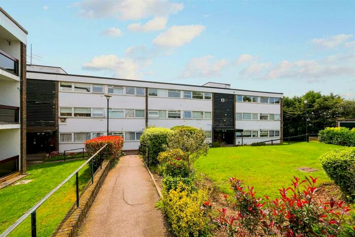 2 Bedroom Flat To Rent In St. Winifreds Close, Chigwell, IG7