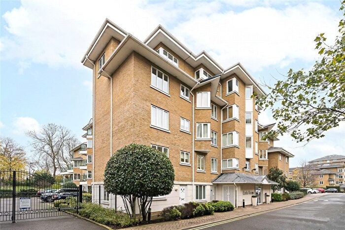 2 Bedroom Flat For Sale In Strand Drive, Kew, Surrey, TW9