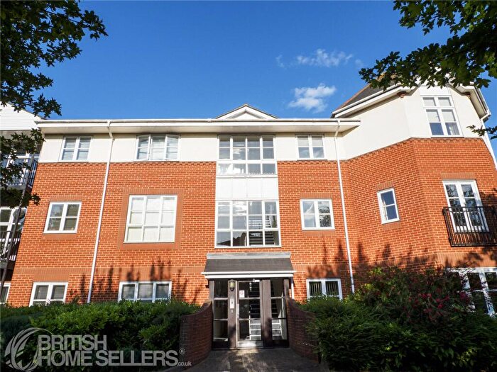 2 Bedroom Apartment For Sale In Deyncourt Gardens, Upminster, RM14