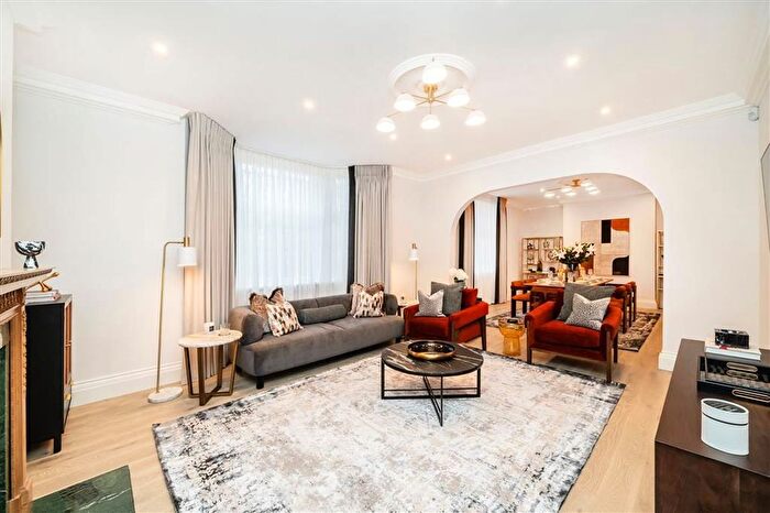 3 Bedroom Flat To Rent In Chiltern Street, London, W1U