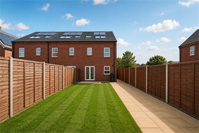 3 Bedroom End Of Terrace House To Rent In Bedroom End Of Terrace House In Bugle Grove, Finchampstead, RG40