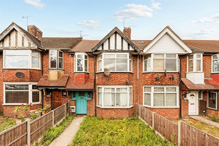 3 Bedroom Flat To Rent In Western Avenue, Acton, W3